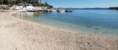 Playa en los alrededores y camastros