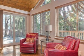 TV, fireplace - Wilson's Roost- Snowshoe Springs Lake (Arnold)