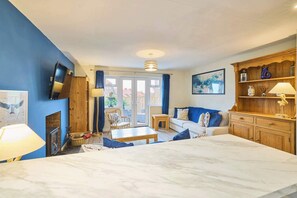 Televisión, chimenea y oficina 