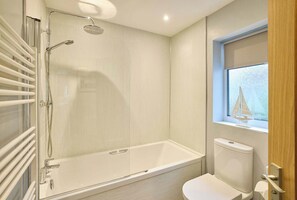 Douche, sèche-cheveux, serviettes fournies