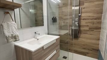 Douche, sĂšche-cheveux, bidet, serviettes fournies