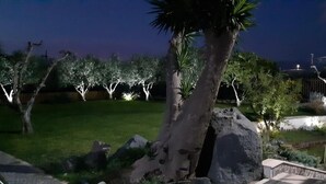 Un jardín ajardinado con árboles y una formación rocosa.