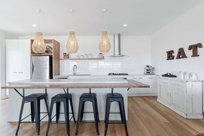 Kjøleskap, mikrobølgeovn, kokeplater og oppvaskmaskin