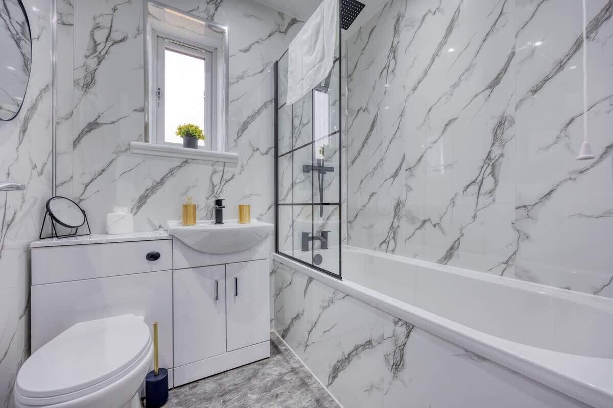 Shower, hair dryer, towels