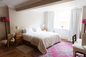 2 habitaciones, tabla de planchar con plancha, cuna de viaje y wifi 