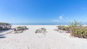 靠近海滩