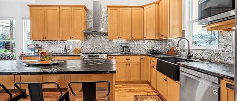 Køleskab, mikrobølgeovn, ovn, kogeplade