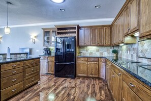 Fridge, microwave, oven, stovetop - 7 Manzanares Drive - Beautiful new home on Isabella Golf Course in Hot Springs (Hot Springs Village)