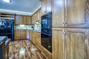 Fridge, microwave, oven, stovetop - 18977 - 7 Manzanares Drive (Hot Springs Village)