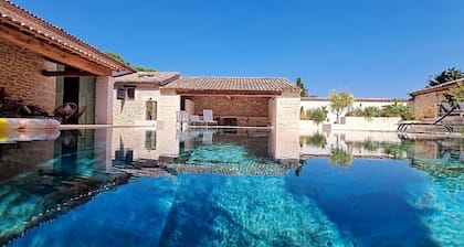 Le Clos Paradis- Mas vigneron, piscine miroir et studio indépendant !