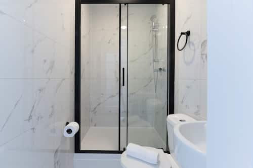 Classic Triple Room | Bathroom