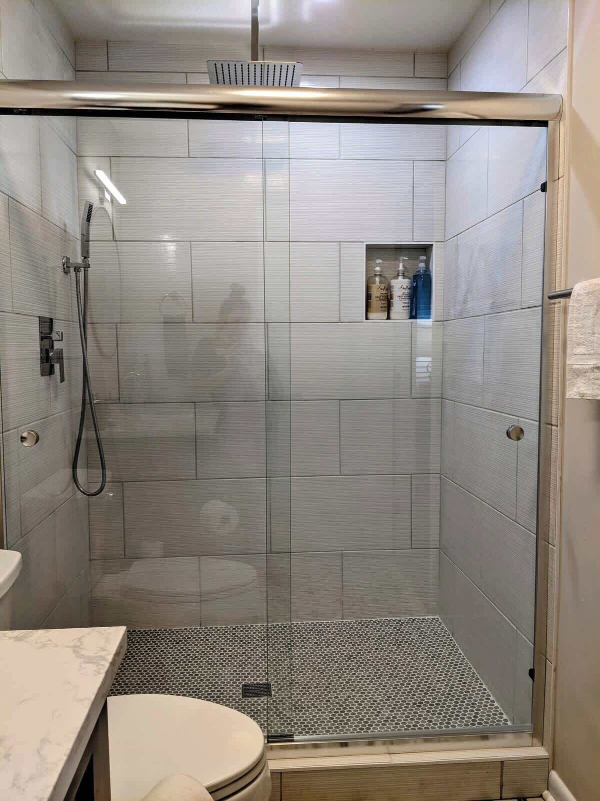 Douche, articles de toilette gratuits, sèche-cheveux