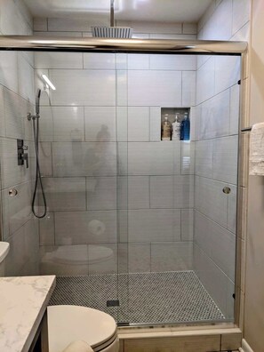Suihku, ilmaiset hygieniatuotteet, hiustenkuivaaja, pyyhkeet