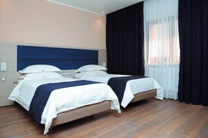 Minibar, escritorio, espacio para trabajar con laptop y wifi gratis