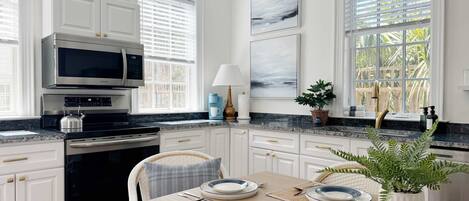 ثلاجة، ميكروويف، فرن، موقد طهي مسطح