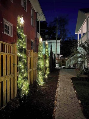 Property grounds - Spacious 3-Floor Downtown Retreat - Prime Location (Savannah)