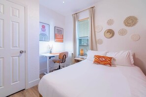 2 slaapkamers, een bureau, een strijkplank/strijkijzer, reisbedje