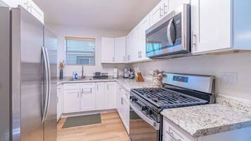 Jääkaappi, mikroaaltouuni, uuni, liesi