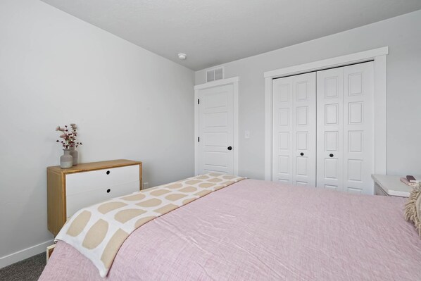 6 Schlafzimmer, Schreibtisch, Bügeleisen/Bügelbrett, Reisekinderbett