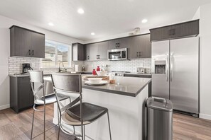 Een koelkast, een microgolfoven, een oven, een kookplaat