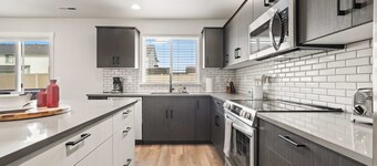 Spacious 6BR - Sleeps 22 - Hot Tub & Pool Access