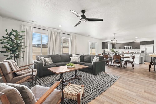 Spacious 6BR - Sleeps 22 - Hot Tub & Pool Access