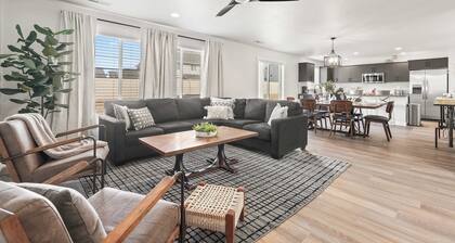 Spacious 6BR - Sleeps 22 - Hot Tub & Pool Access