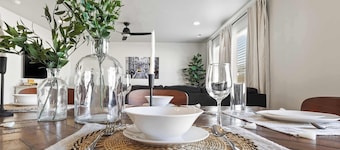 Spacious 6BR - Sleeps 22 - Hot Tub & Pool Access