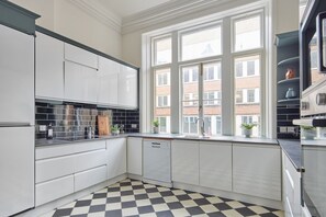 Een koelkast, een magnetron, een oven, een kookplaat