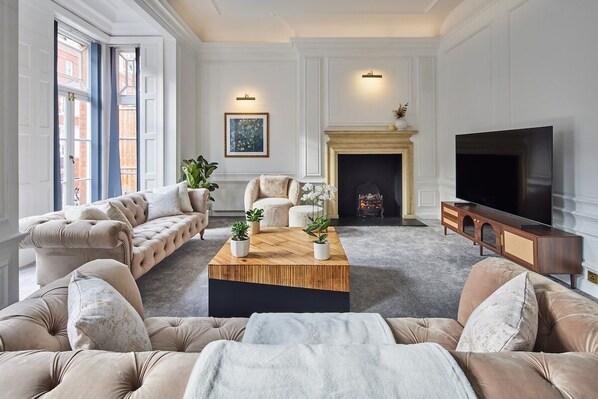 Smart TV, fireplace - Mayfair’s Finest | Classically British | Luxury (London)