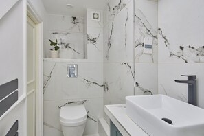 Eco-friendly toiletries, hair dryer, towels, soap - Mayfair’s Finest | Classically British | Luxury (London)