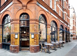 Outdoor dining - Mayfair’s Finest | Classically British | Luxury (London)