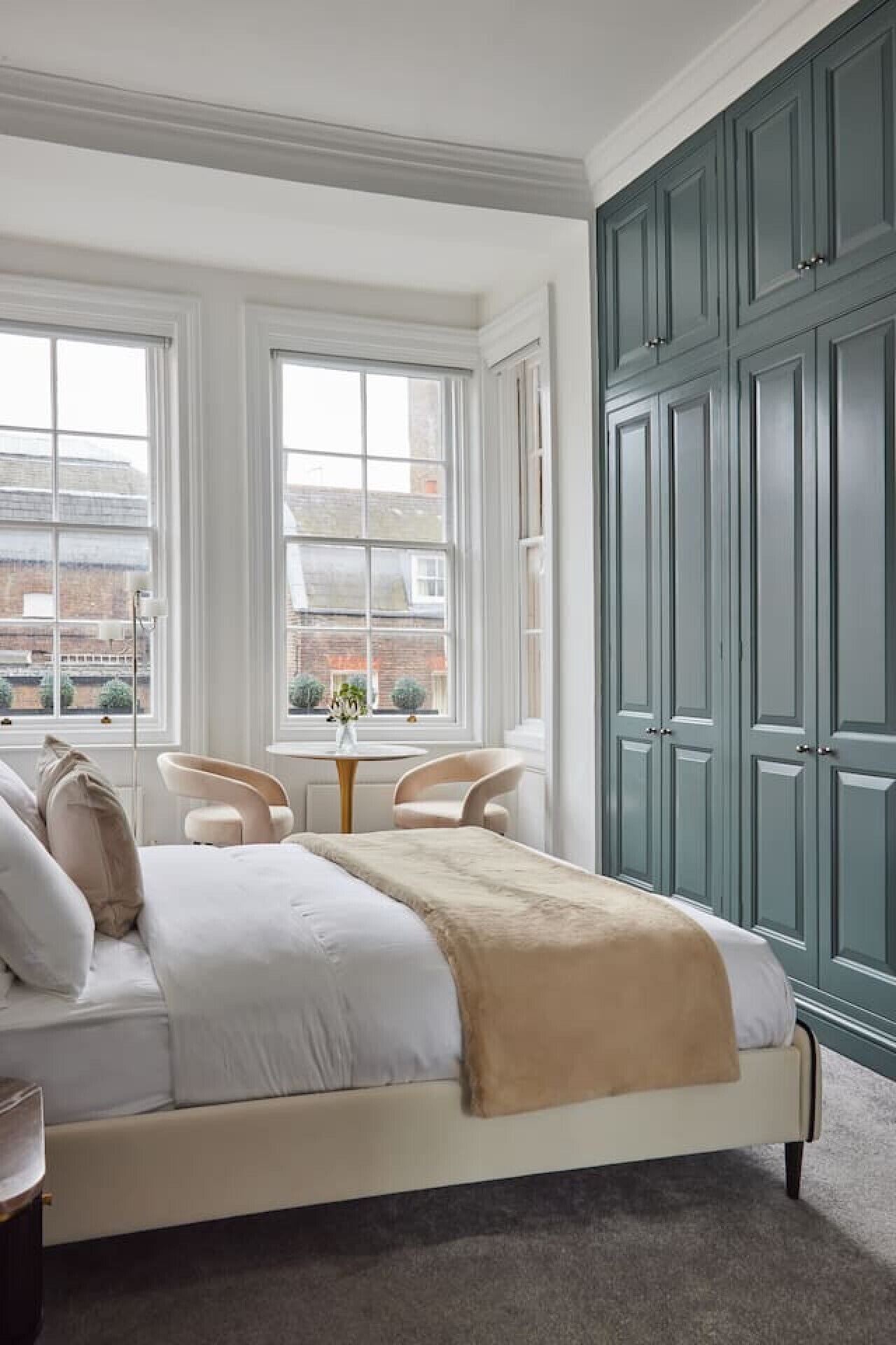 3 bedrooms, desk, iron/ironing board, travel cot