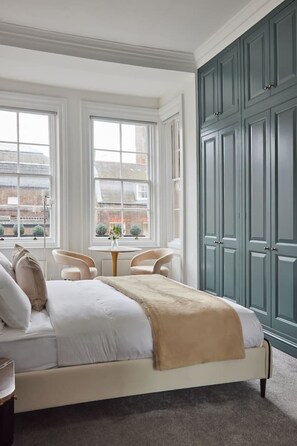 3 bedrooms, desk, iron/ironing board, travel cot