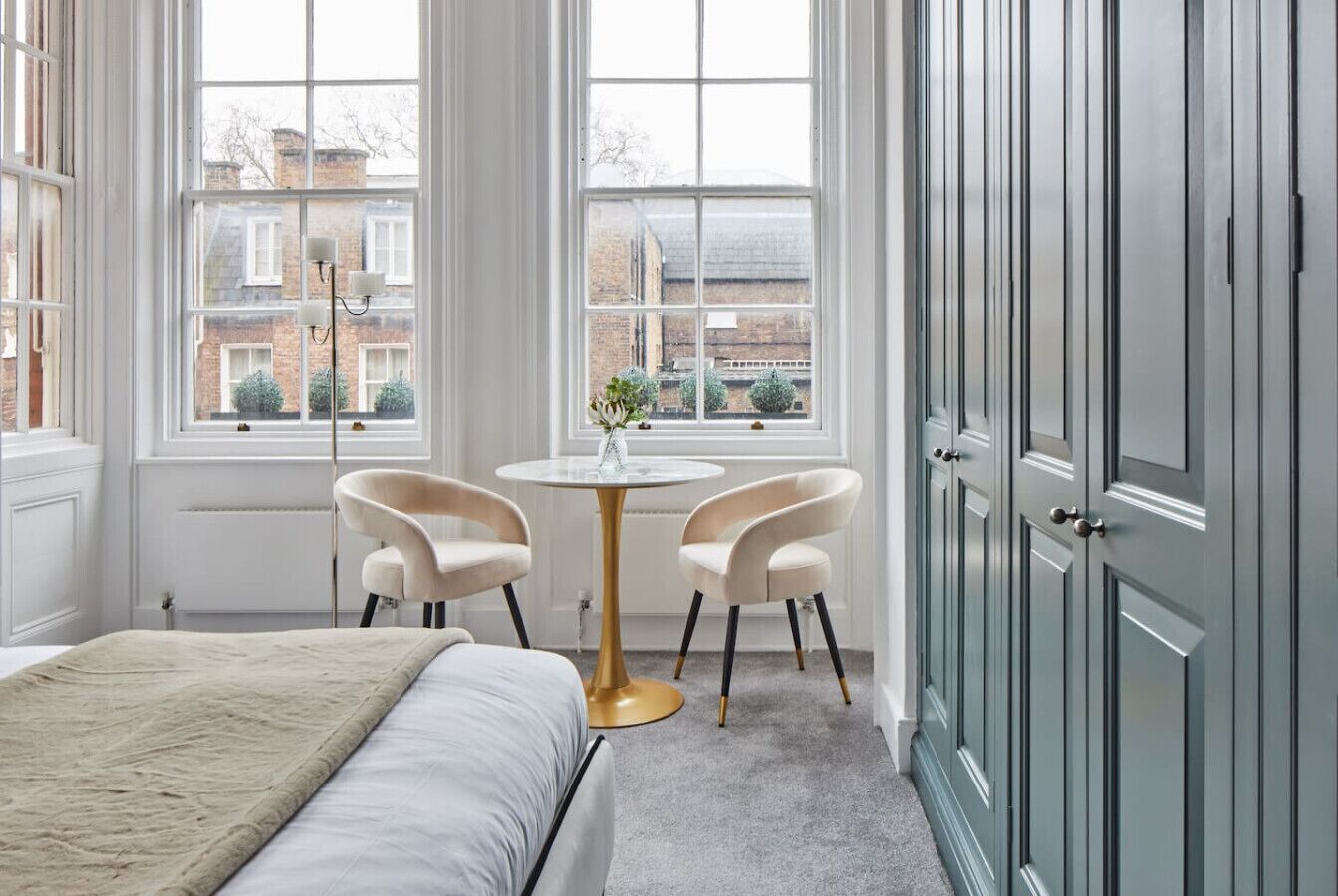 3 slaapkamers, een bureau, een strijkplank/strijkijzer, reisbedje