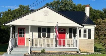 Charming 2-bedroom house with AC and WiFi in Williamsport