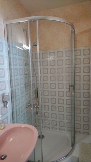 Doccia, asciugacapelli, bidet, asciugamani