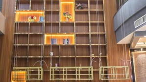 A modern interior with a wooden wall and multiple shelves. - Xindi Hotel (Guangzhou Cultural Tourism City Huaguoshan Subway Station) (Guangzhou)