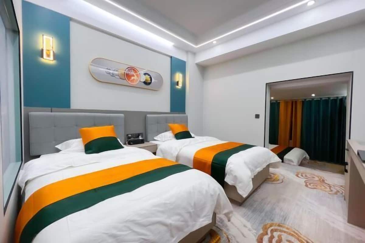 Une chambre d’hôtel avec deux lits, un grand miroir, une horloge murale et une vue sur l’extérieur.