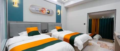 Habitación de hotel con dos camas, un espejo grande, un reloj de pared y vistas al exterior.