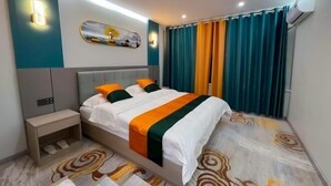 Een hotelkamer met een bed, nachtkastje, wandlamp, airconditioning en een kamerbreed tapijt met dessin.