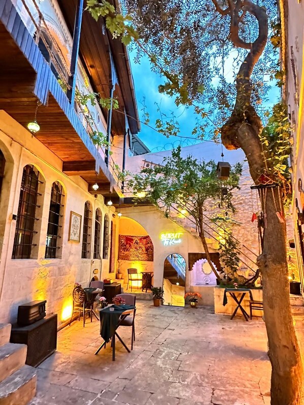 Zimmer, Blick auf den Innenhof | Terrasse/Patio