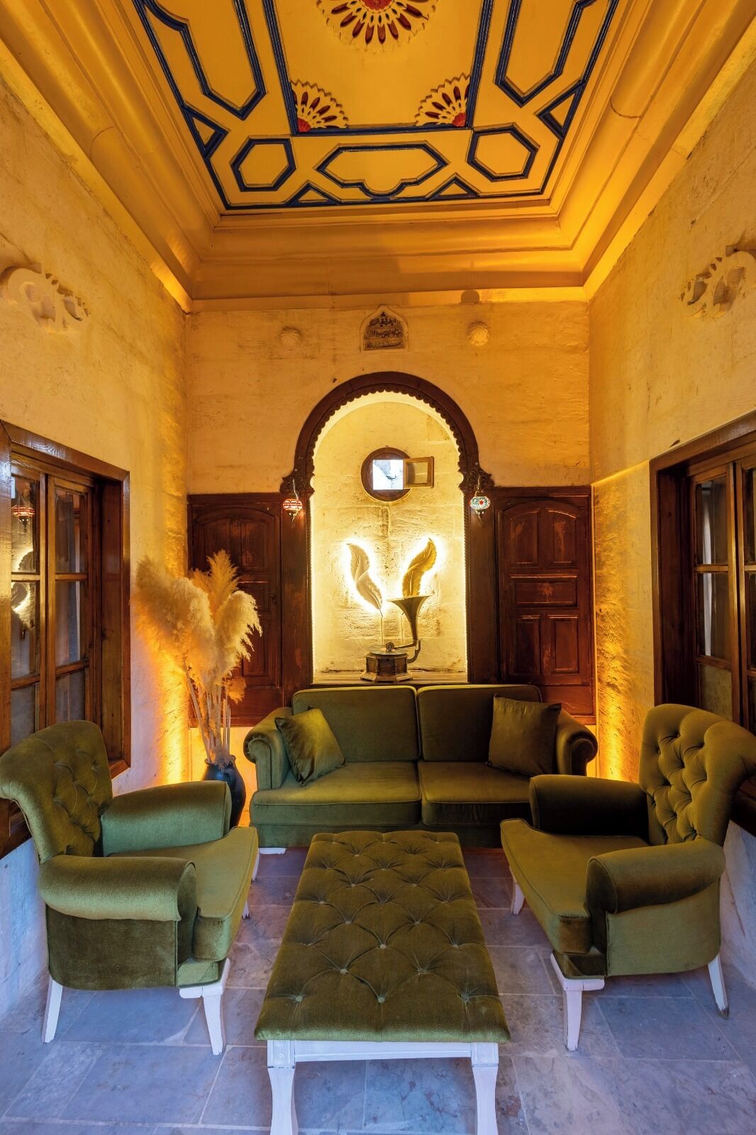 Habitación, vista al patio | Área de sala de estar | Televisión LCD de 33 pulgadas con canales vía satélite 