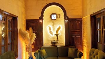 Quarto, vista para o pátio | Área de estar | TV LCD 33 polegadas com canais via satélite