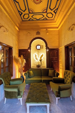 Kamer, uitzicht op binnenplaats | Woonruimte | Een 33-inch lcd-televisie met satellietzenders