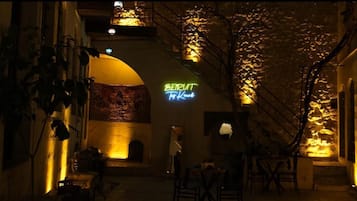 Habitación, vista al patio | Área de sala de estar | Televisión LCD de 33 pulgadas con canales vía satélite