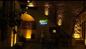 غرفة - منظر للفناء | منطقة المعيشة | تلفزيون إل سي دي بحجم 33-بوصة يعرض قنوات فضائية