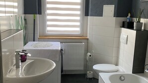 Hårføner, såpe og toalettpapir