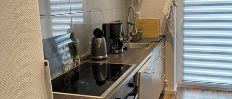 Micro-ondes, four, plaque de cuisson, lave-vaisselle