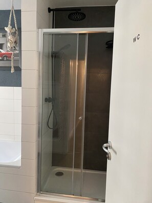 Hårføner, såpe og toalettpapir